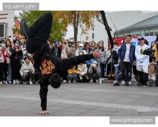 深入分析成都街舞队的战术布局与控制技巧 深入分析成都街舞队的战术布局与控制技巧